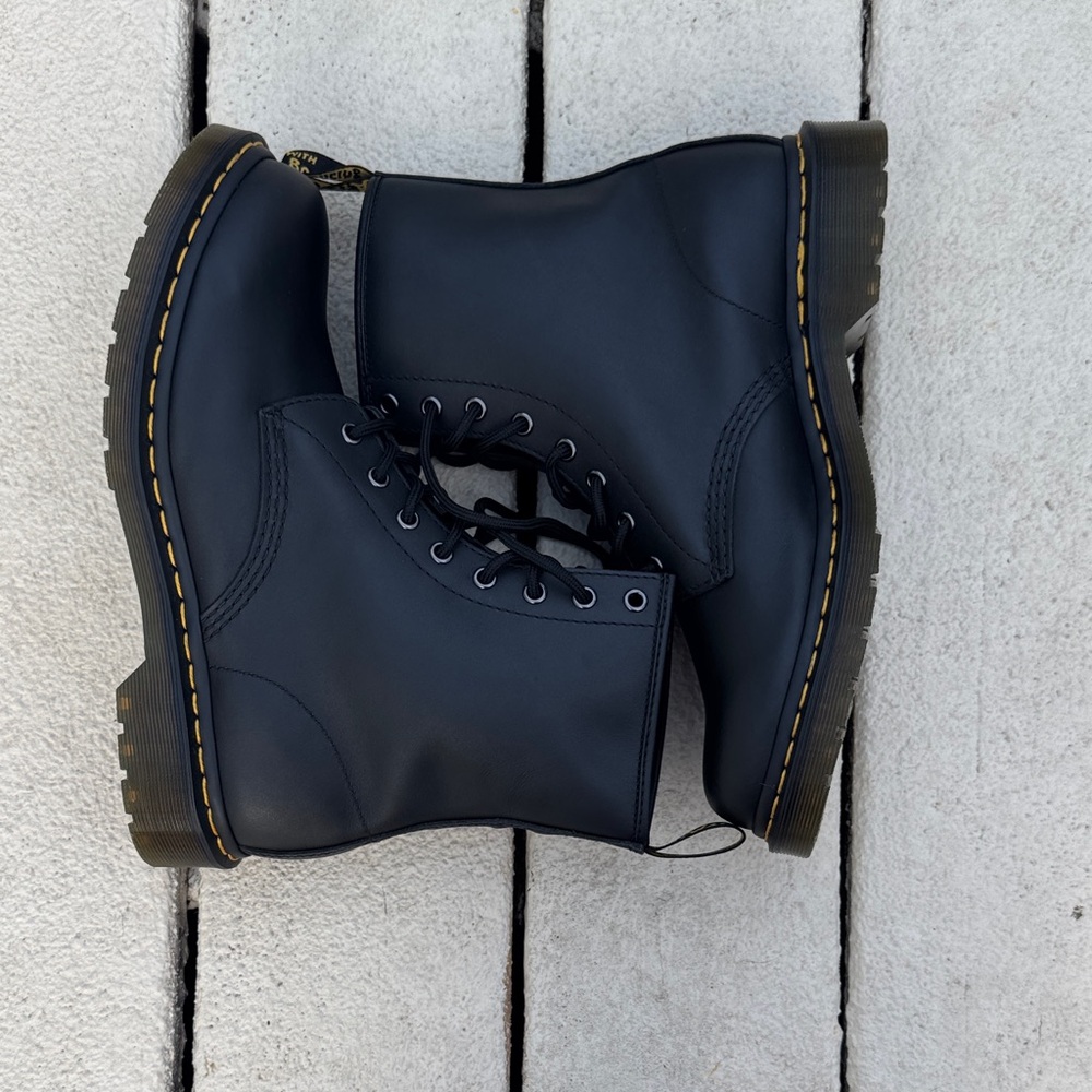 Dr. Martens Women’s NWOT 1460 Smooth Leather Lace Up Boot - Picture 4 of 8